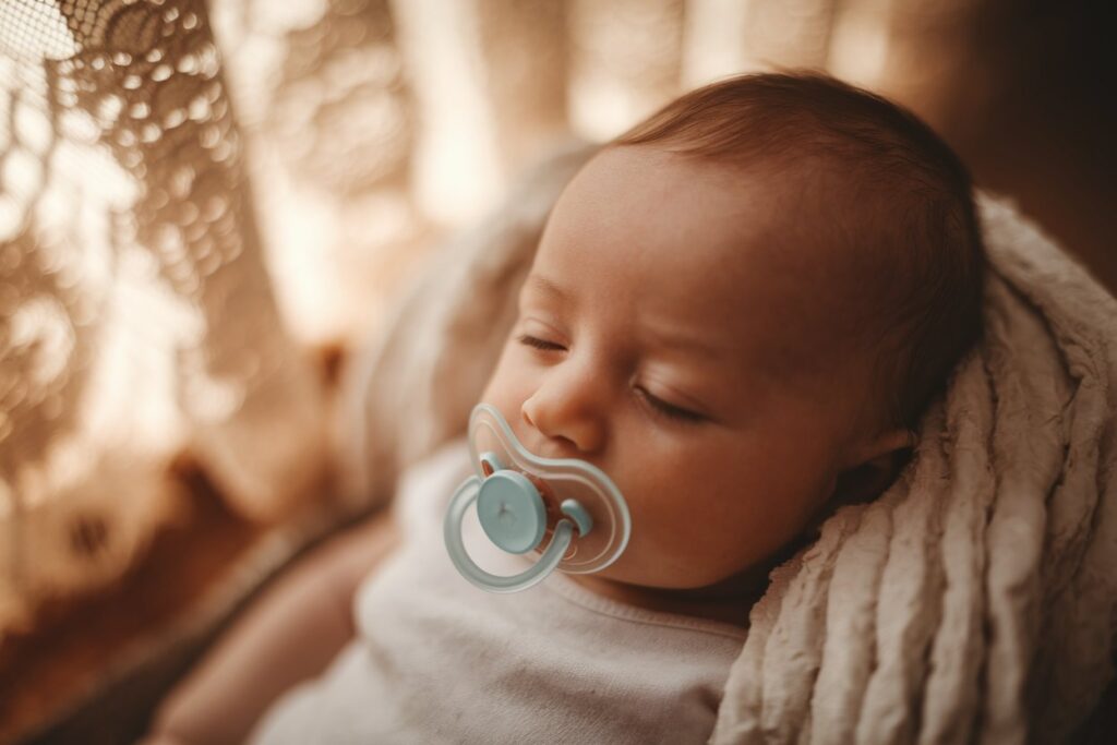 bébé avec tétine