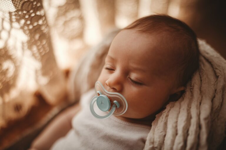 bébé avec tétine